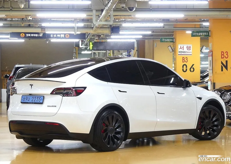 Tesla Model Y AWD 2024 — миниатюра 2