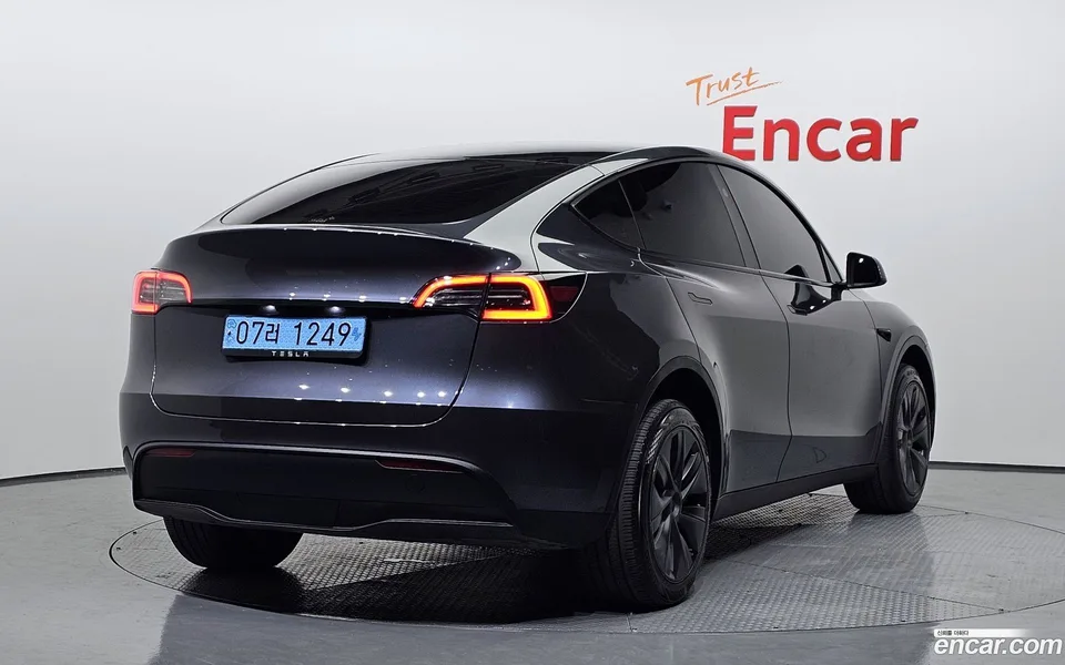 Tesla Model Y RWD 2024 — миниатюра 2