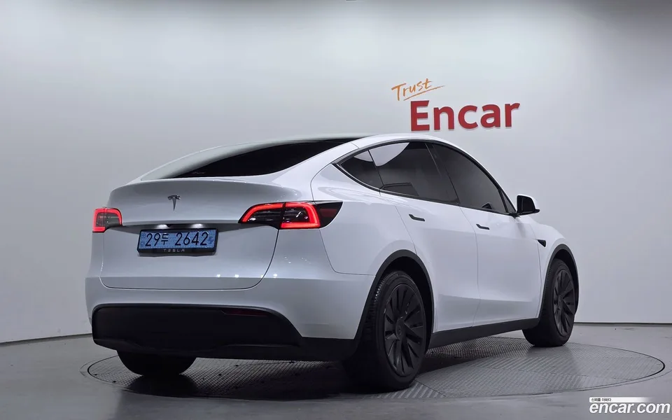 Tesla Model Y RWD 2023 — миниатюра 2