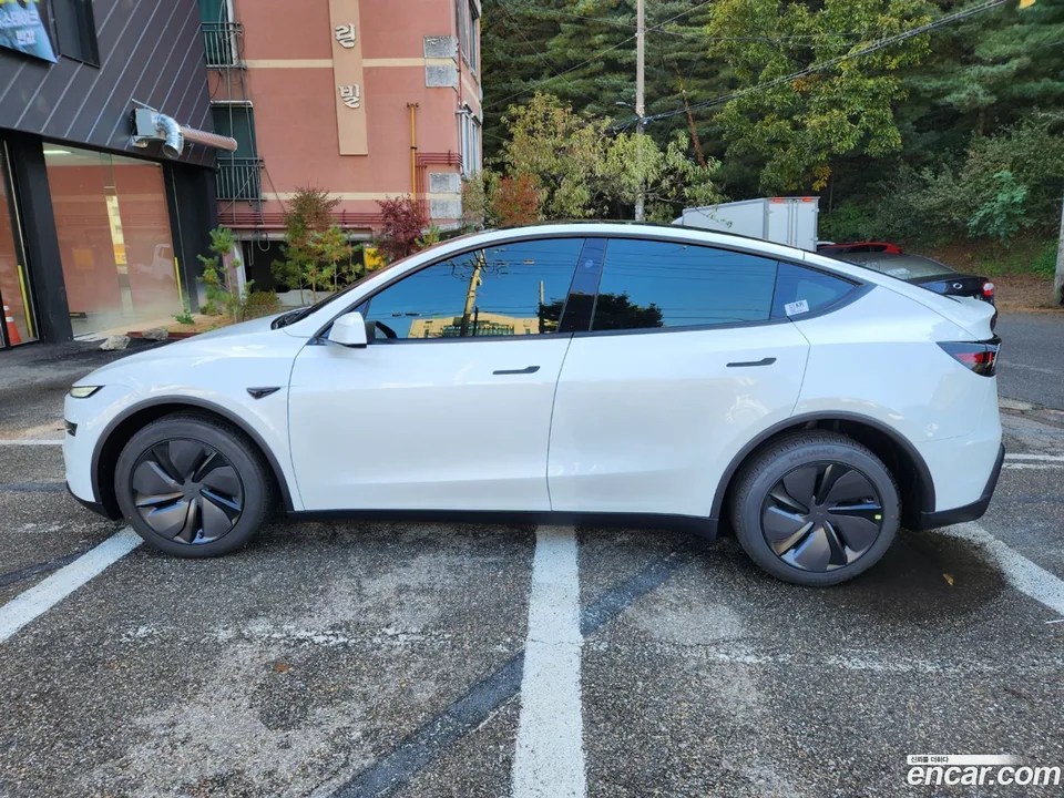 Tesla Model Y RWD 2025 — миниатюра 4