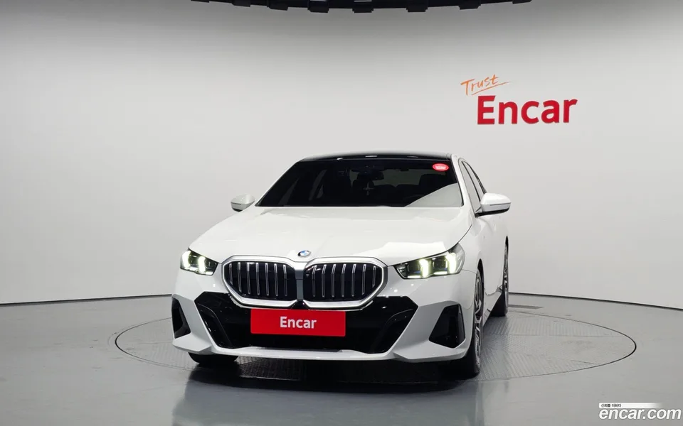 BMW 5 Series 520i M 2023 — миниатюра 3