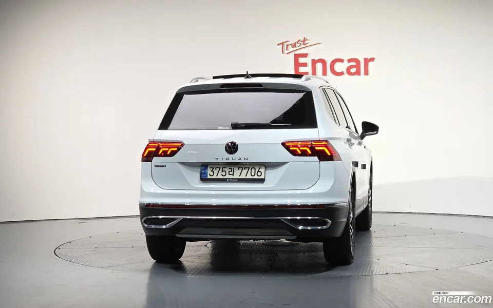 Volkswagen Tiguan Allspace 2.0 TSI 2023 — миниатюра 4