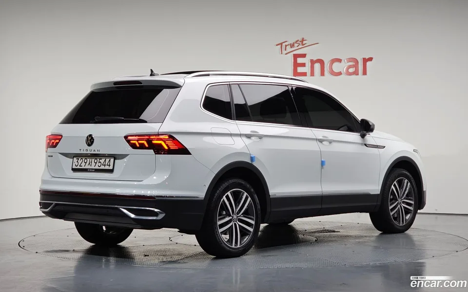 Volkswagen Tiguan Allspace 2.0 TSI 2023 — миниатюра 2