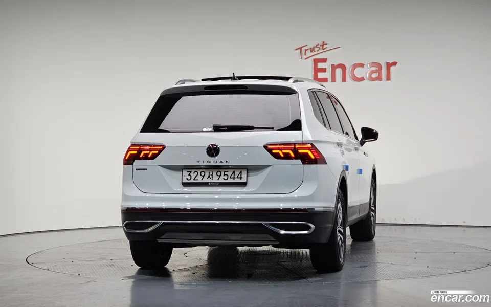 Volkswagen Tiguan Allspace 2.0 TSI 2023 — миниатюра 4