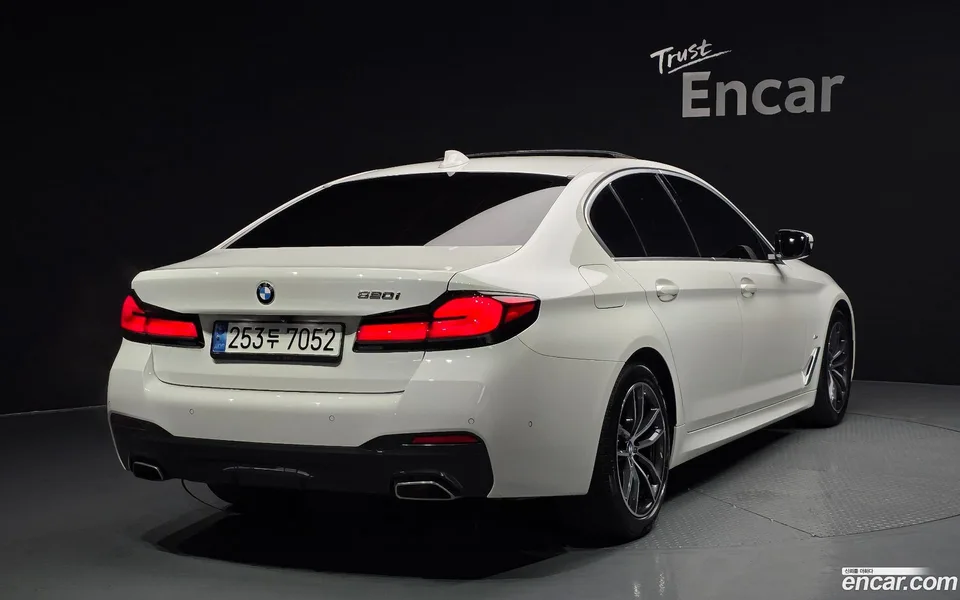 BMW 5 Series 520i M 2022 — миниатюра 2