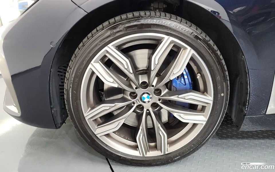 BMW 7 Series M760Li xDrive 2022 — миниатюра 5