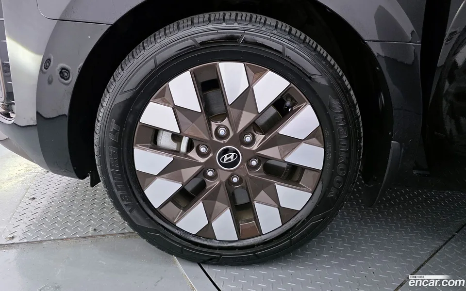 Hyundai Staria 4WD 7 2023 — миниатюра 5