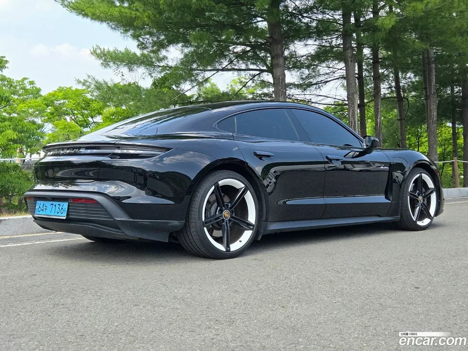 Porsche Taycan 2022 — миниатюра 3