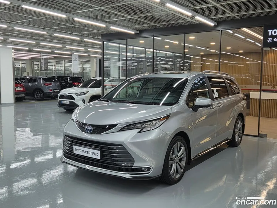 Toyota Sienna 2.5 2WD 2025 — фото 1, купить с доставкой в Москву