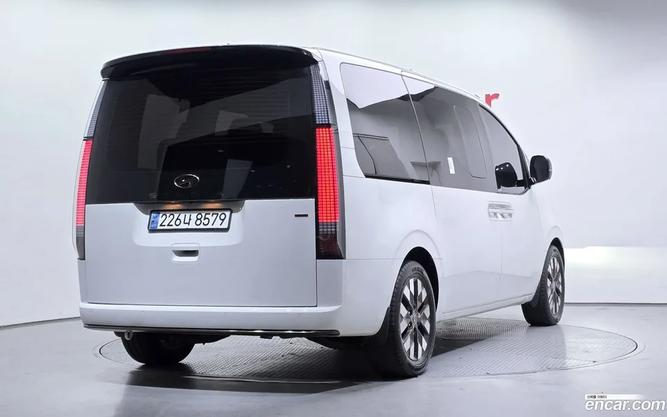 Hyundai Staria 4WD 7 2023 — миниатюра 2