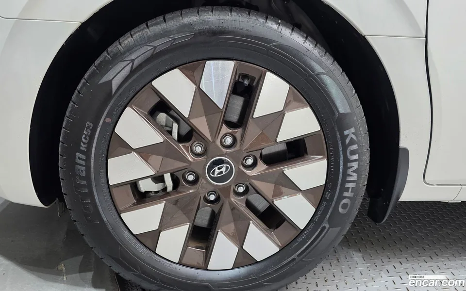 Hyundai Staria 4WD 7 2023 — миниатюра 5