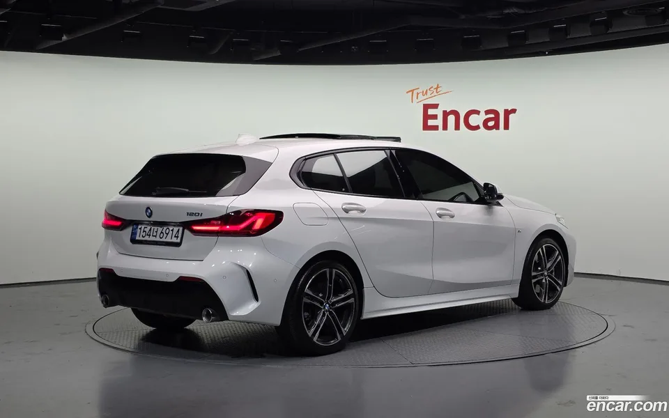 BMW 1 Series 120i M 2023 — миниатюра 2