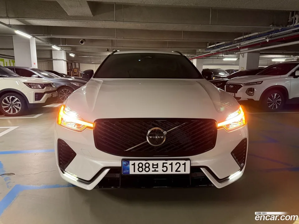 Volvo XC60 B5 2025 — фото 1, купить с доставкой в Москву