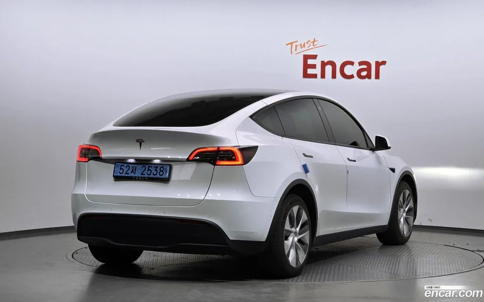 Tesla Model Y AWD 2022 — миниатюра 2