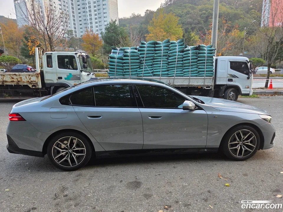 BMW 5 Series 520i M 2024 — миниатюра 3