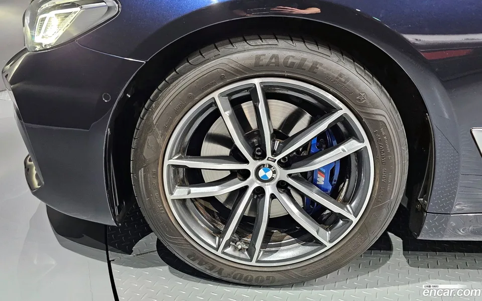 BMW 5 Series 520i M 2023 — миниатюра 5