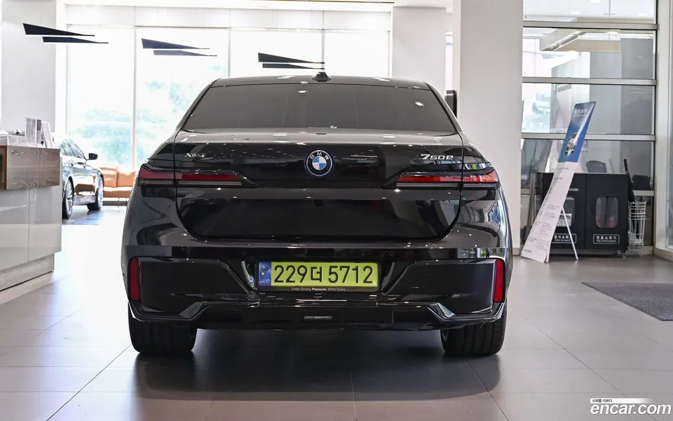 BMW 7 Series 750e xDrive M 2024 — миниатюра 4