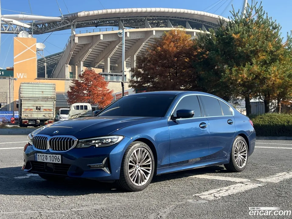 BMW 3 Series 320i 2022 — фото 1, купить с доставкой в Москву