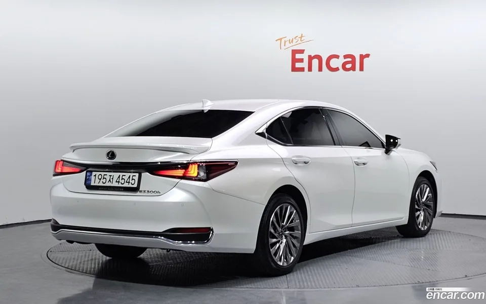 Lexus ES 300h 2024 — миниатюра 2