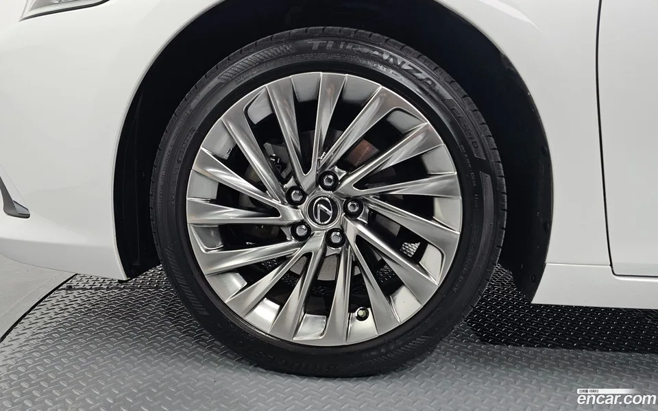 Lexus ES 300h 2024 — миниатюра 5