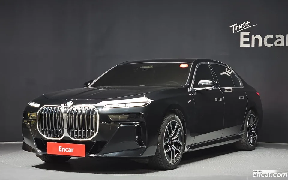 BMW 7 Series 740i xDrive M 2023 — фото 1, купить с доставкой в Москву