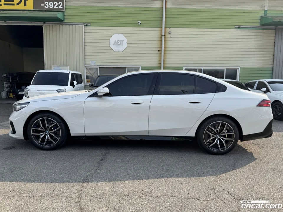 BMW 5 Series 520i M 2025 — миниатюра 3