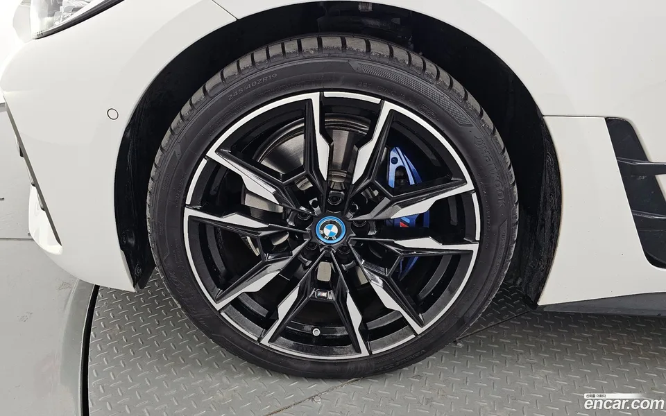 BMW i4 M50 2023 — миниатюра 5