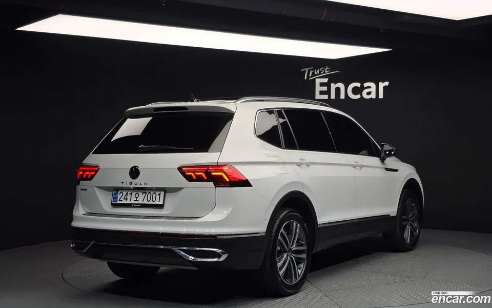 Volkswagen Tiguan Allspace 2.0 TSI 2023 — миниатюра 2