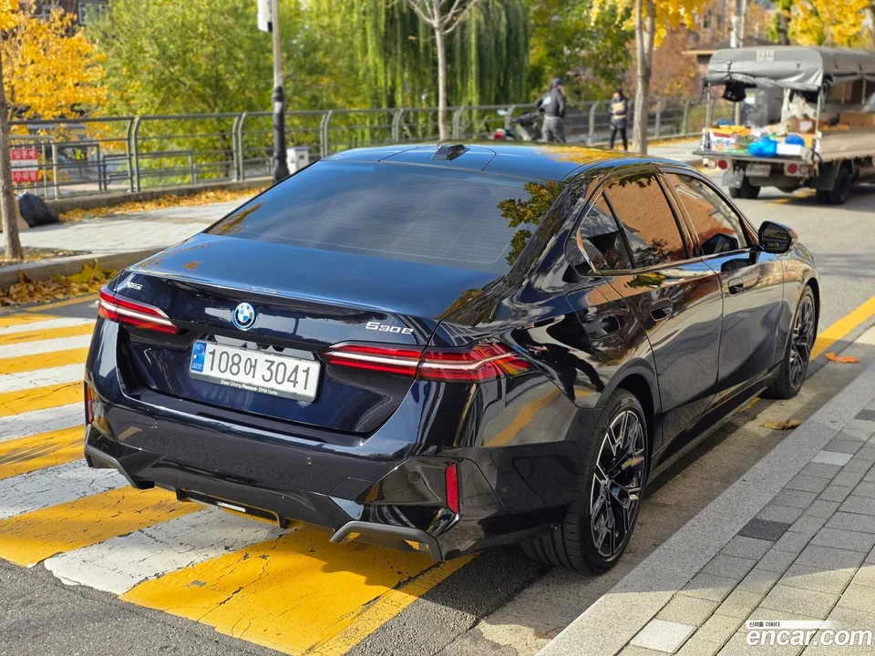BMW 5 Series 530e xDrive M 2025 — миниатюра 5
