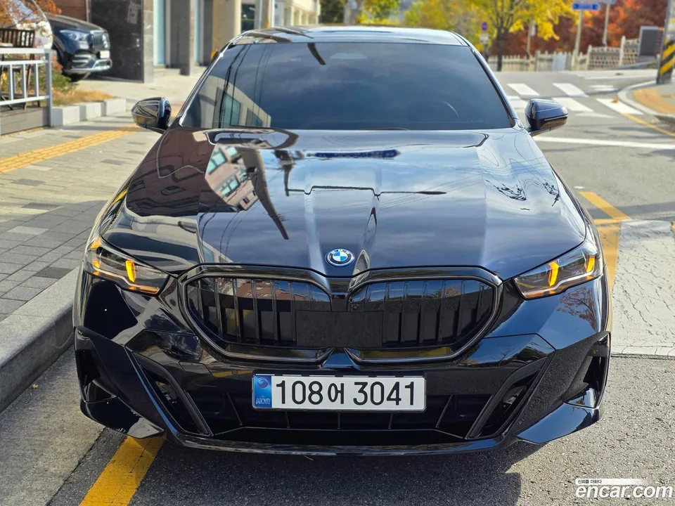 BMW 5 Series 530e xDrive M 2025 — фото 1, купить с доставкой в Москву