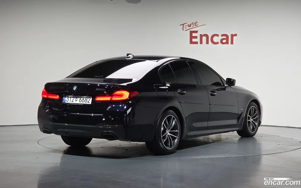 BMW 5 Series 520i M 2023 — миниатюра 2