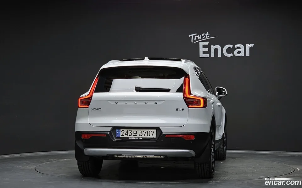 Volvo XC40 B4 2024 — миниатюра 4