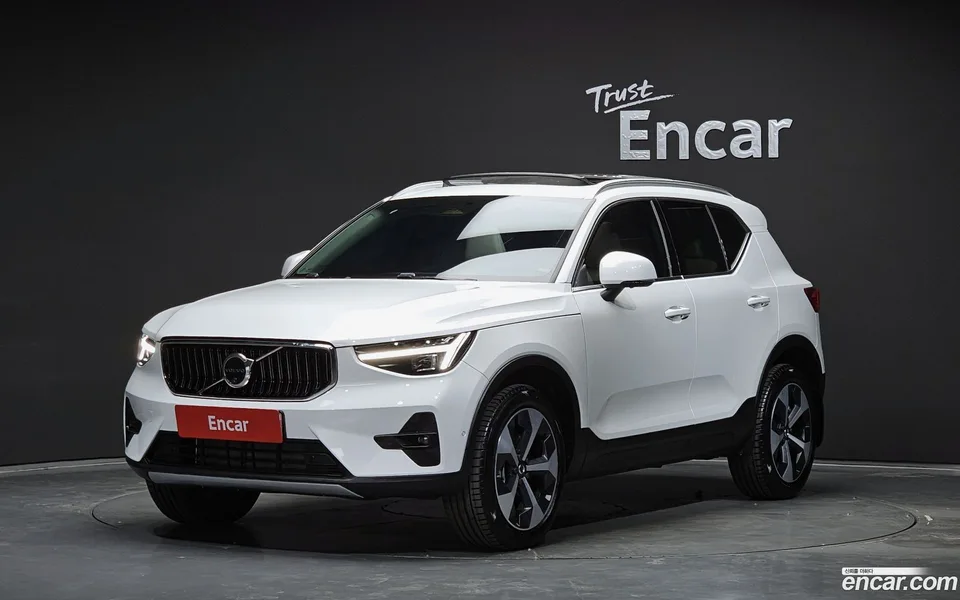 Volvo XC40 B4 2024 — фото 1, купить с доставкой в Москву