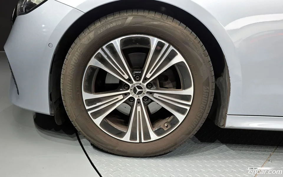 Mercedes-Benz E-Class E200 2025 — миниатюра 5