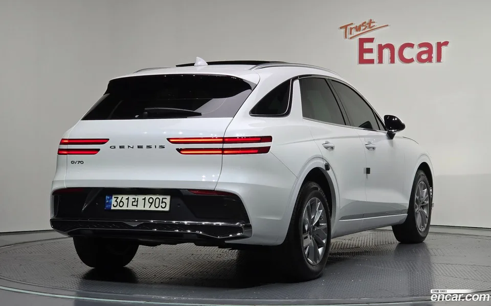 Genesis GV70 2.5T 2WD 2024 — миниатюра 2
