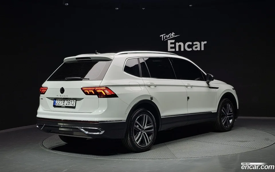 Volkswagen Tiguan Allspace 2.0 TSI 2023 — миниатюра 2