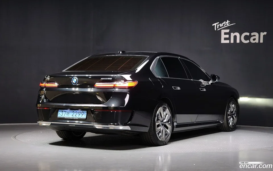 BMW i7 xDrive 60 2023 — миниатюра 2