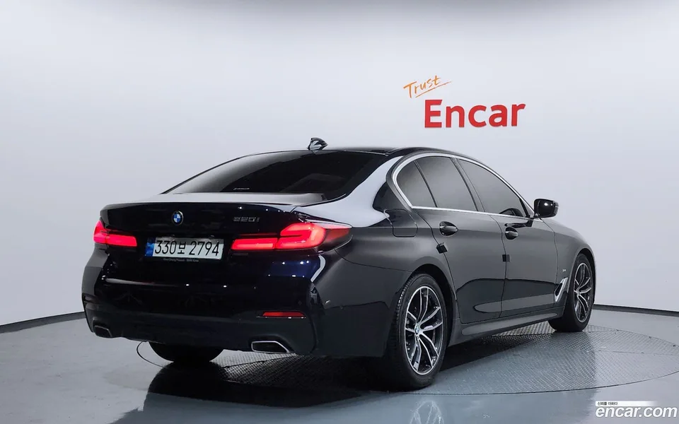 BMW 5 Series 520i M 2022 — миниатюра 2