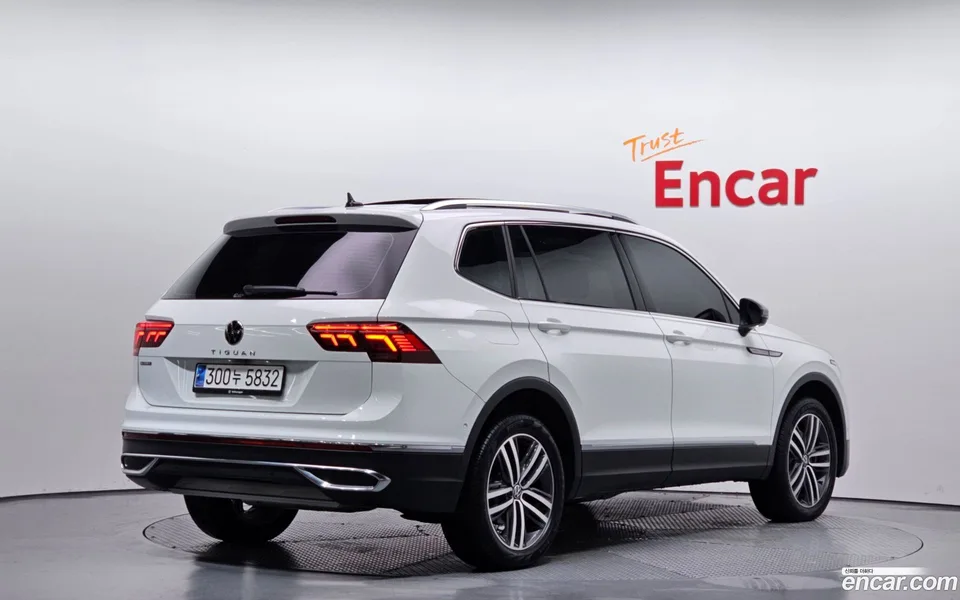 Volkswagen Tiguan Allspace 2.0 TSI 2023 — миниатюра 2