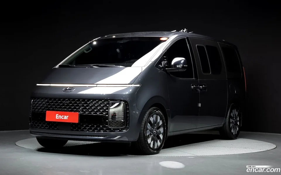 Hyundai Staria 9 2023 — фото 1, купить с доставкой в Москву