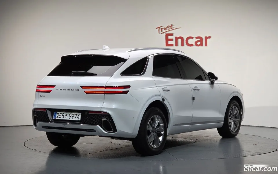 Genesis GV70 2.5T 2WD 2023 — миниатюра 2