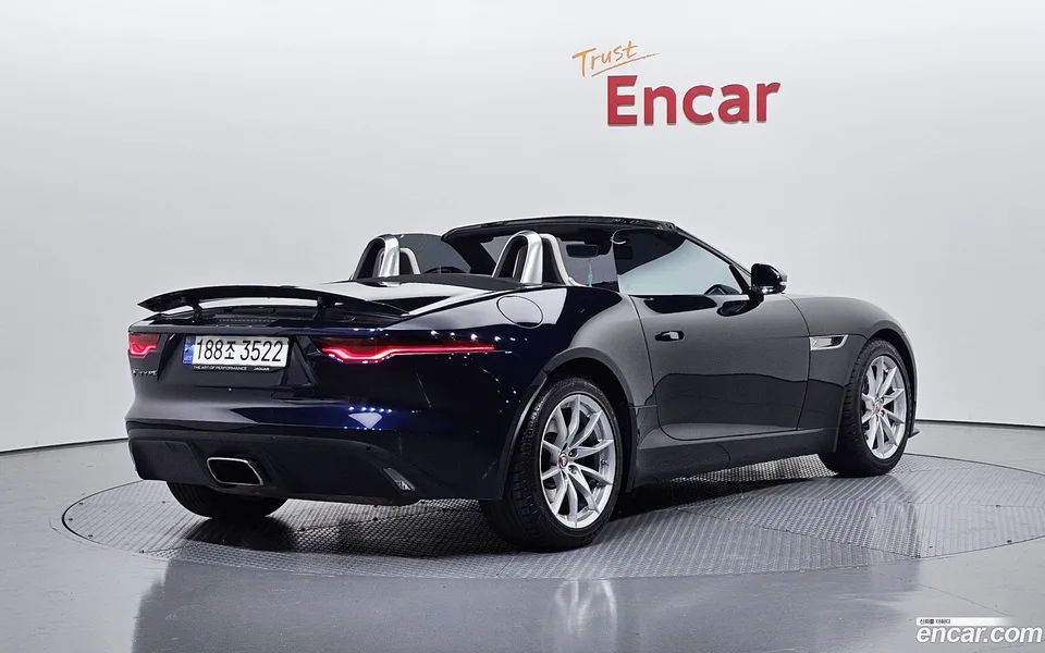 Jaguar F-Type P300 2023 — миниатюра 2