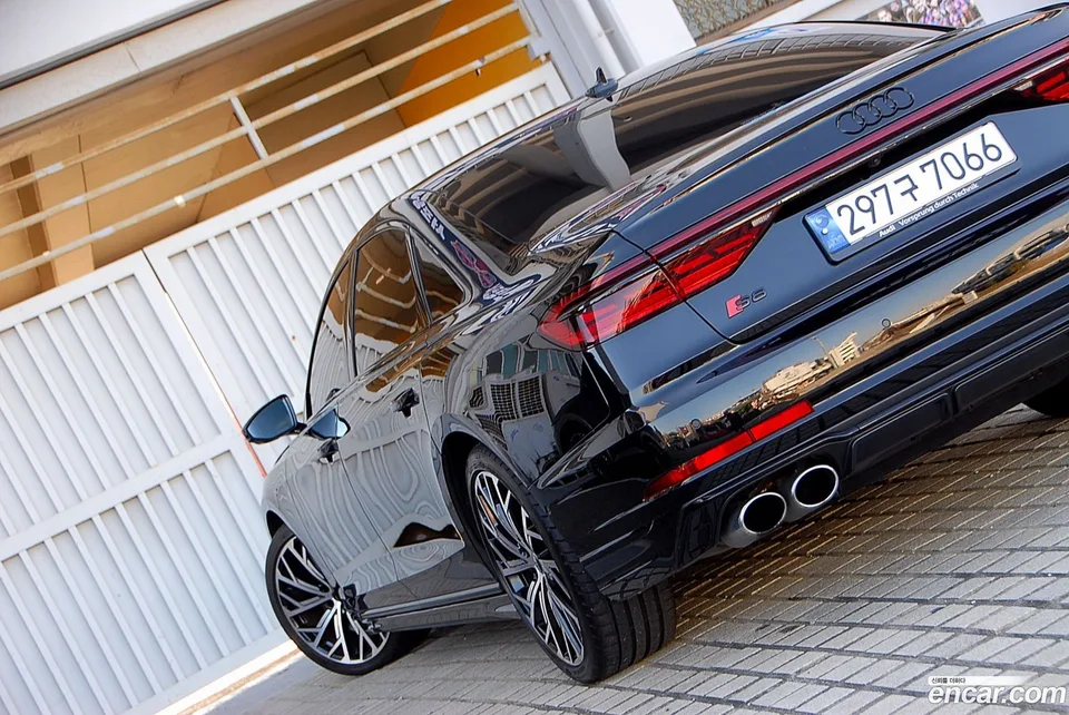 Audi S8 4.0 TFSI LWB 2023 — миниатюра 5