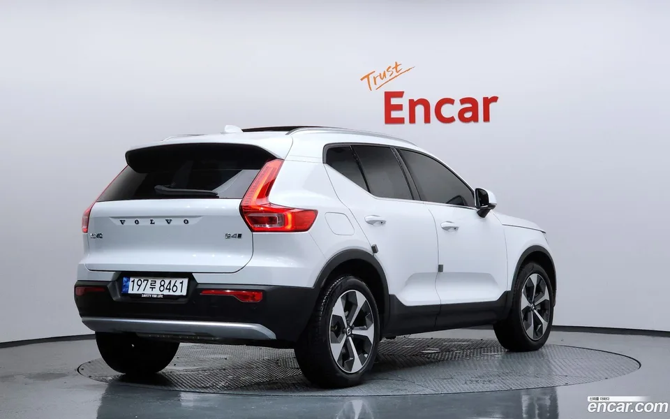 Volvo XC40 B4 2023 — миниатюра 2