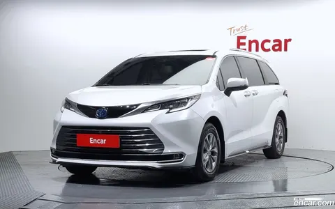 Toyota Sienna 2023 buy in Moscow