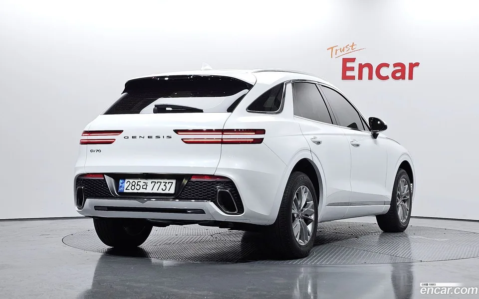 Genesis GV70 2.5T 2WD 2023 — миниатюра 2