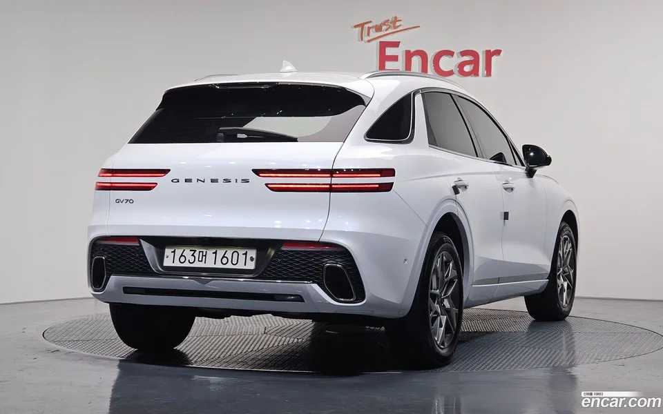 Genesis GV70 2.5T 2WD 2023 — миниатюра 2