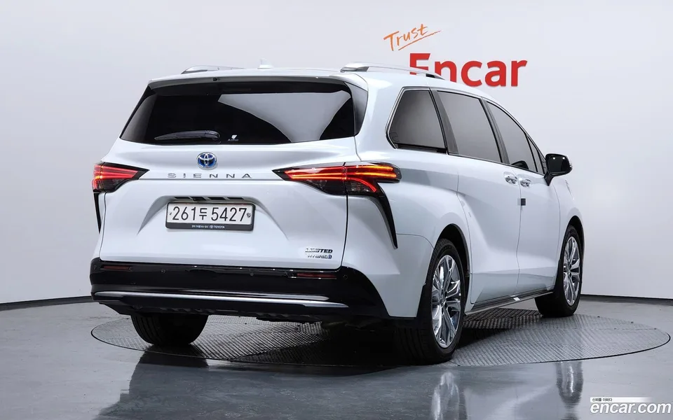 Toyota Sienna 2.5 2WD 2023 — миниатюра 2