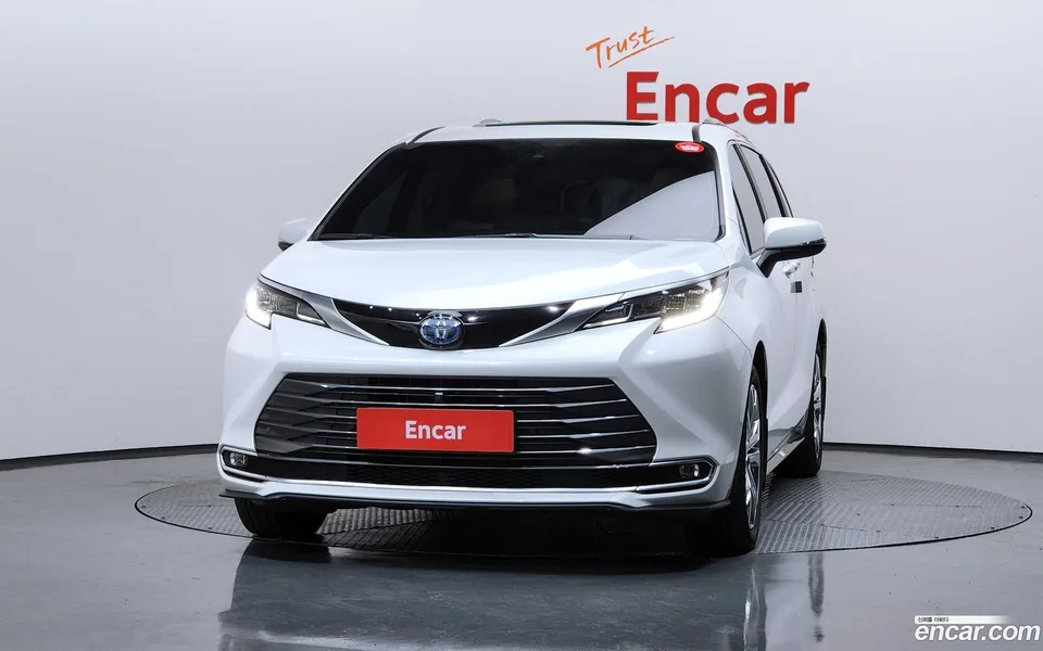 Toyota Sienna 2.5 2WD 2023 — миниатюра 3