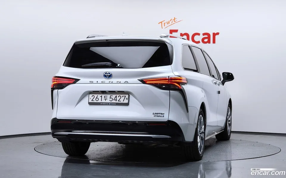 Toyota Sienna 2.5 2WD 2023 — миниатюра 4